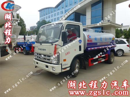 徐師傅做好出發前的資料、車輛信息核對工作