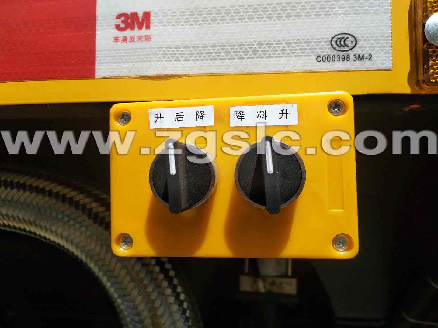 重汽豪沃后雙橋碎石封層車(國五)