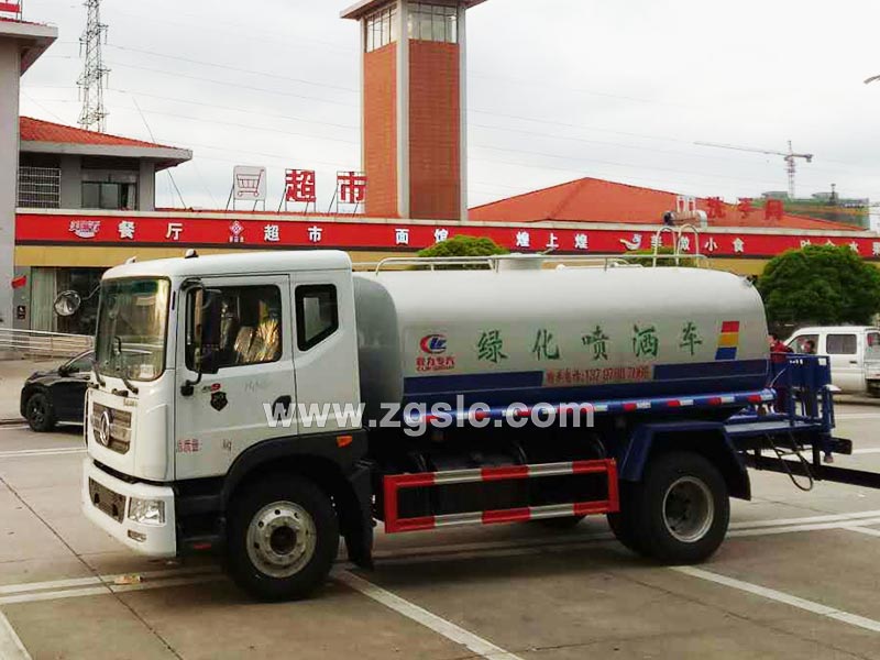 上圖為東風D9多功能綠化噴灑車