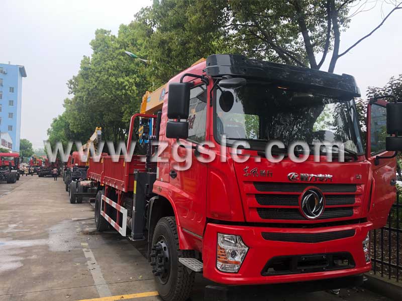 東風暢行隨車吊已經完工，停在車間門口.jpg